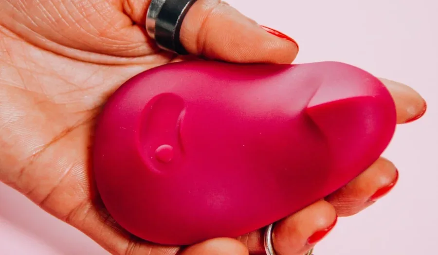Arms, succionador de clítoris fucsia con forma ergonómica para la palma de la mano